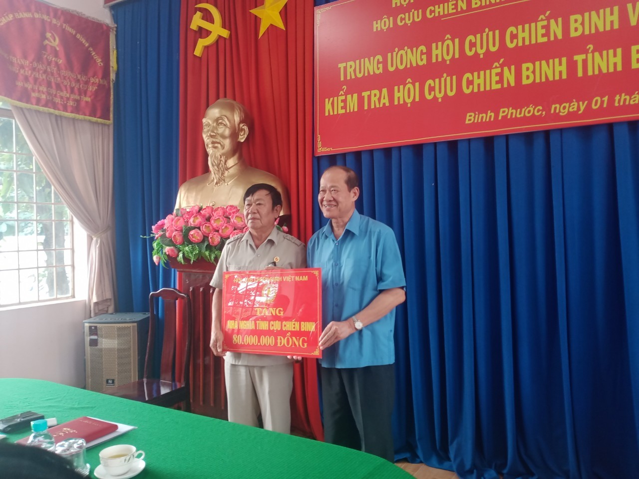 thuong-tuong-be-xuan-truong-trao-tang-mot-can-nha-ngia-tinh-ccb-cho-hoi-ccb-tinh-1722503079.jpg