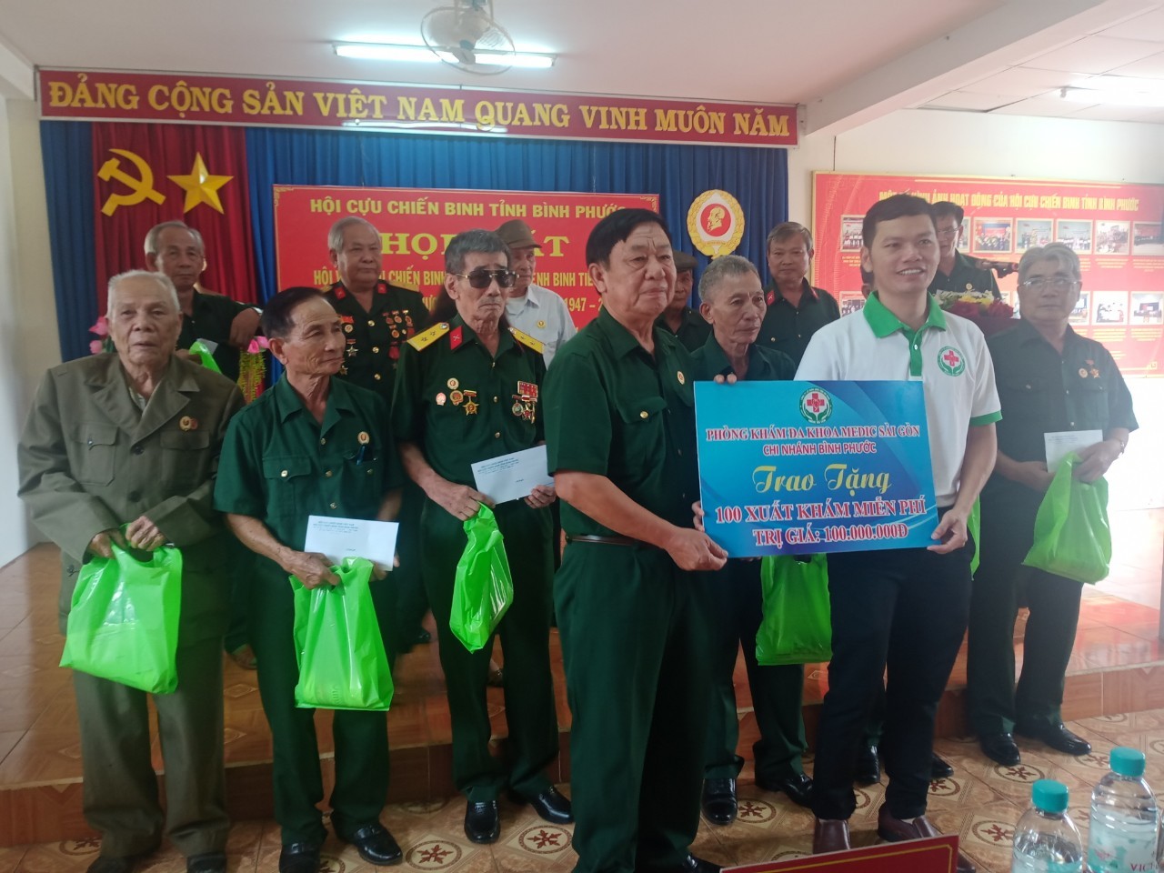 dai-dien-phong-kham-da-khoa-medic-sai-gon-trao-tang-100-xuat-kham-benh-mien-phi-1723461651.jpg