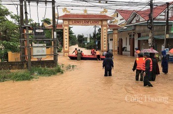 Miền Trung: Nhiều nhà bị ngập lụt, đường sá chia cắt do mưa lũ