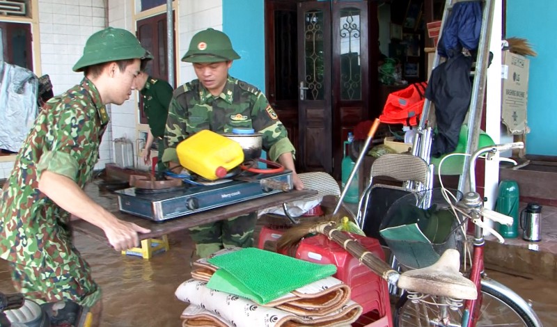 Tin nhanh - Những người đi xuyên tâm lũ (Hình 17).