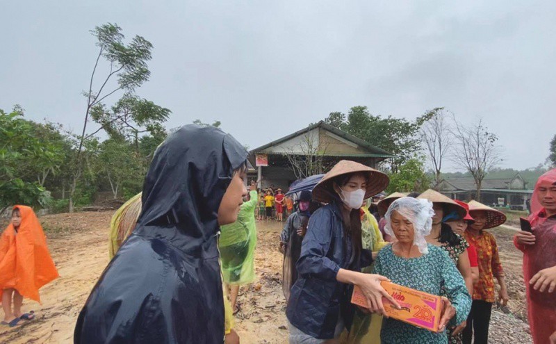 cac nghe si van dong cuu tro hang chuc ty dong vi khuc ruot mien trung