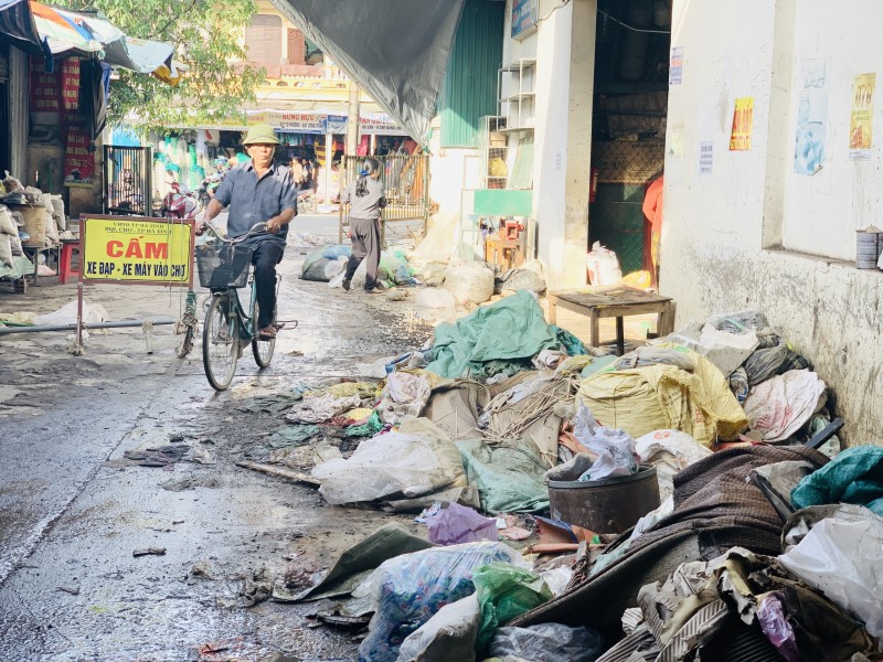 Tin nhanh - Hàng hóa thành rác sau lũ, tiểu thương Hà Tĩnh ôm nhau khóc (Hình 11).