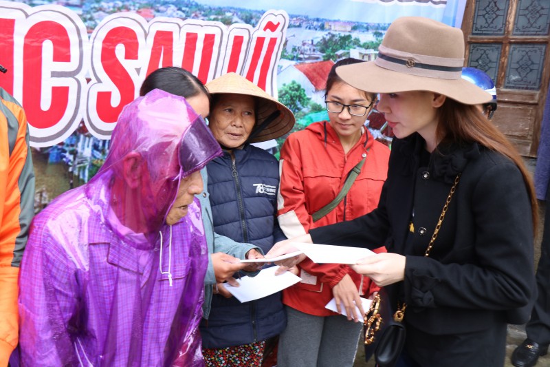 Tin nhanh - Ấm tình “cái ôm” bà con miền Trung sau cơn lũ dữ (Hình 5).