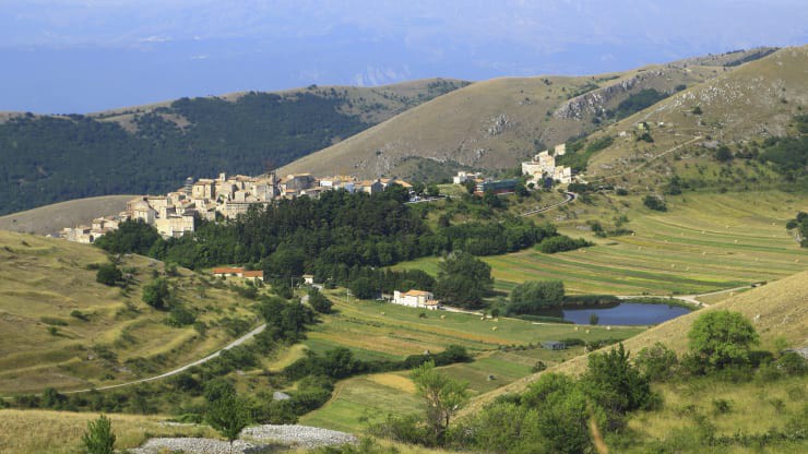 Ngoi lang o Italy tra tien cho cu dan anh 1