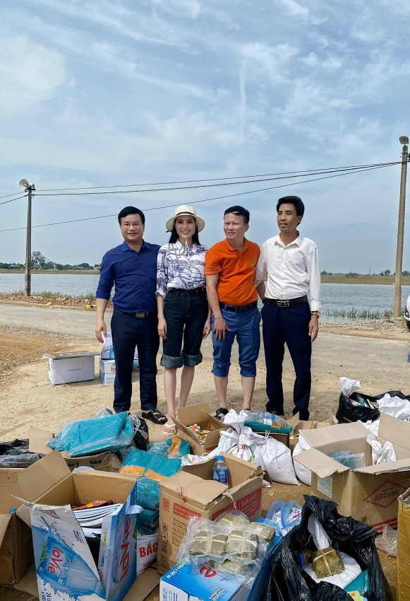 mc kim huyen sam trao hang tram suat qua toi ba con vung lu ha tinh