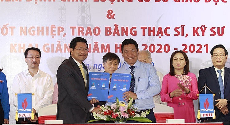 Phân bón Cà Mau trao học bổng 210 triệu đồng cho sinh viên Trường Đại học Dầu khí Việt Nam