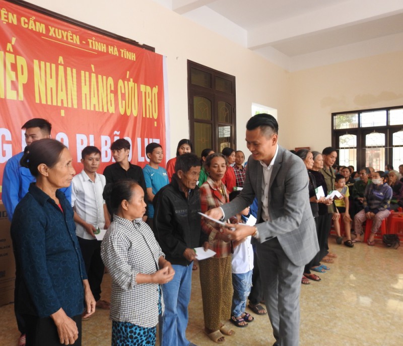 doanh nghiep tre tiep suc dong bao vung lu ha tinh