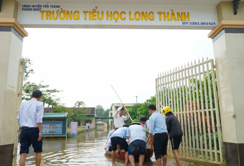 Giáo dục - Thầy cô lội bì bõm dọn dẹp chờ nước rút để đón học sinh (Hình 10).