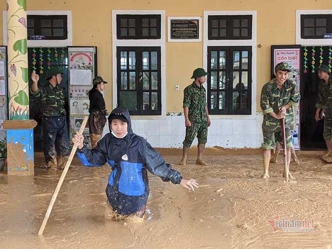 Giam doc so bat khoc nhin canh truong tan hoang anh 4