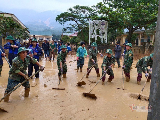 Giam doc so bat khoc nhin canh truong tan hoang anh 9