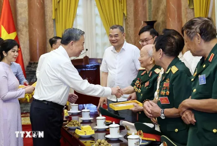 Chủ tịch nước Tô Lâm tặng ảnh Chủ tịch Hồ Chí Minh cho các đại biểu. (Ảnh: Nhan Sáng/TTXVN)