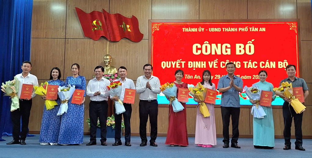 1316401 29 11 2024 thanh pho tan an cong bo cac quyet dinh ve cong tac can bo 2 09293830