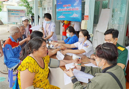 quan y vung csb 3 phoi hop kham benh cho ngu dan ho ngheo