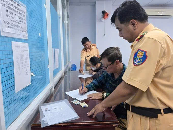 Tạo điều kiện thuận lợi cấp, đổi giấy phép lái xe cho người nước ngoài 2 z6446040542845 f929c4a94836e18eea3d1d33e1de7d1c