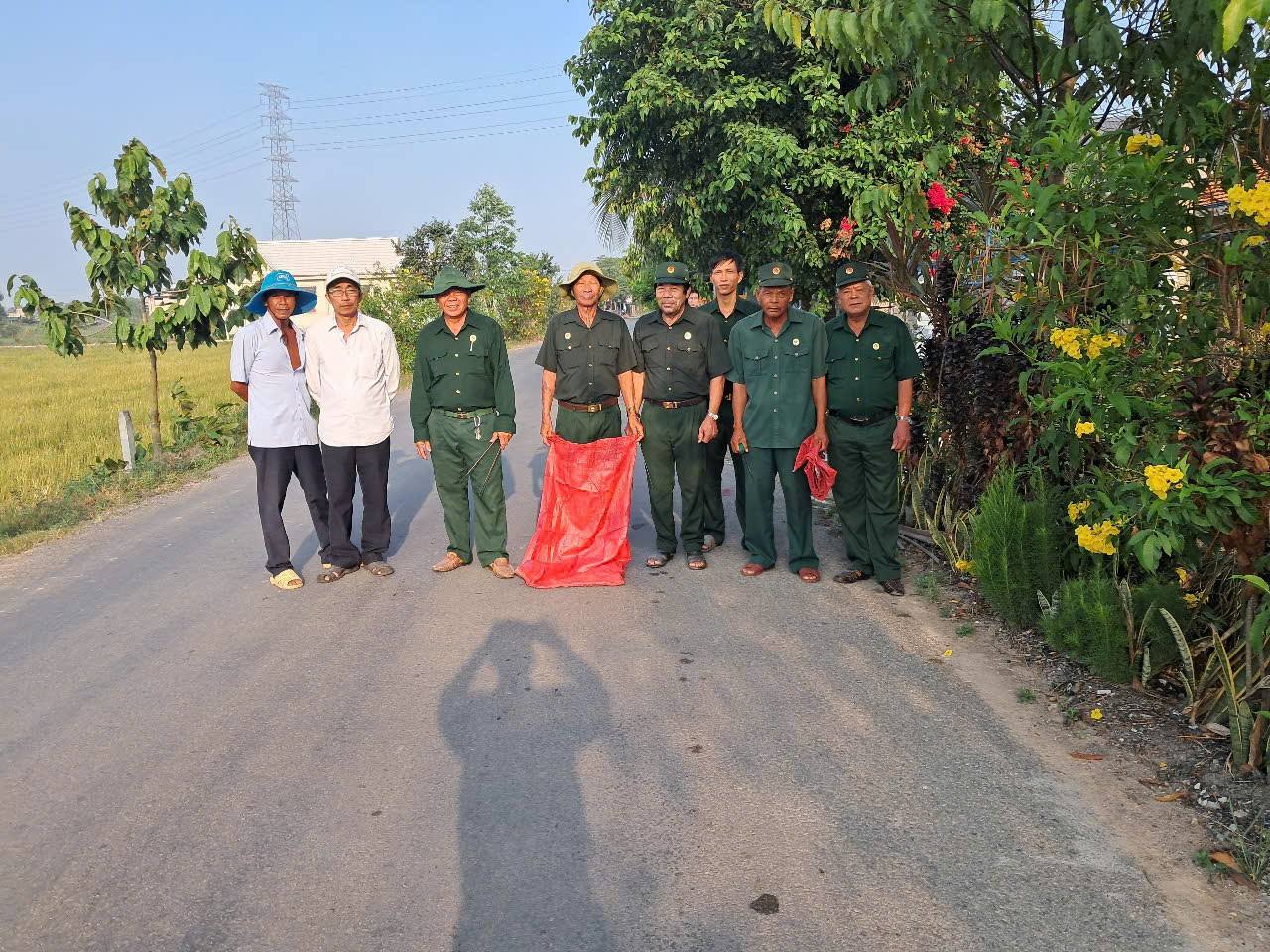 Ảnh: CCB ra quân làm sạch tuyến đường “Sáng – Xanh – Sạch – Đẹp”