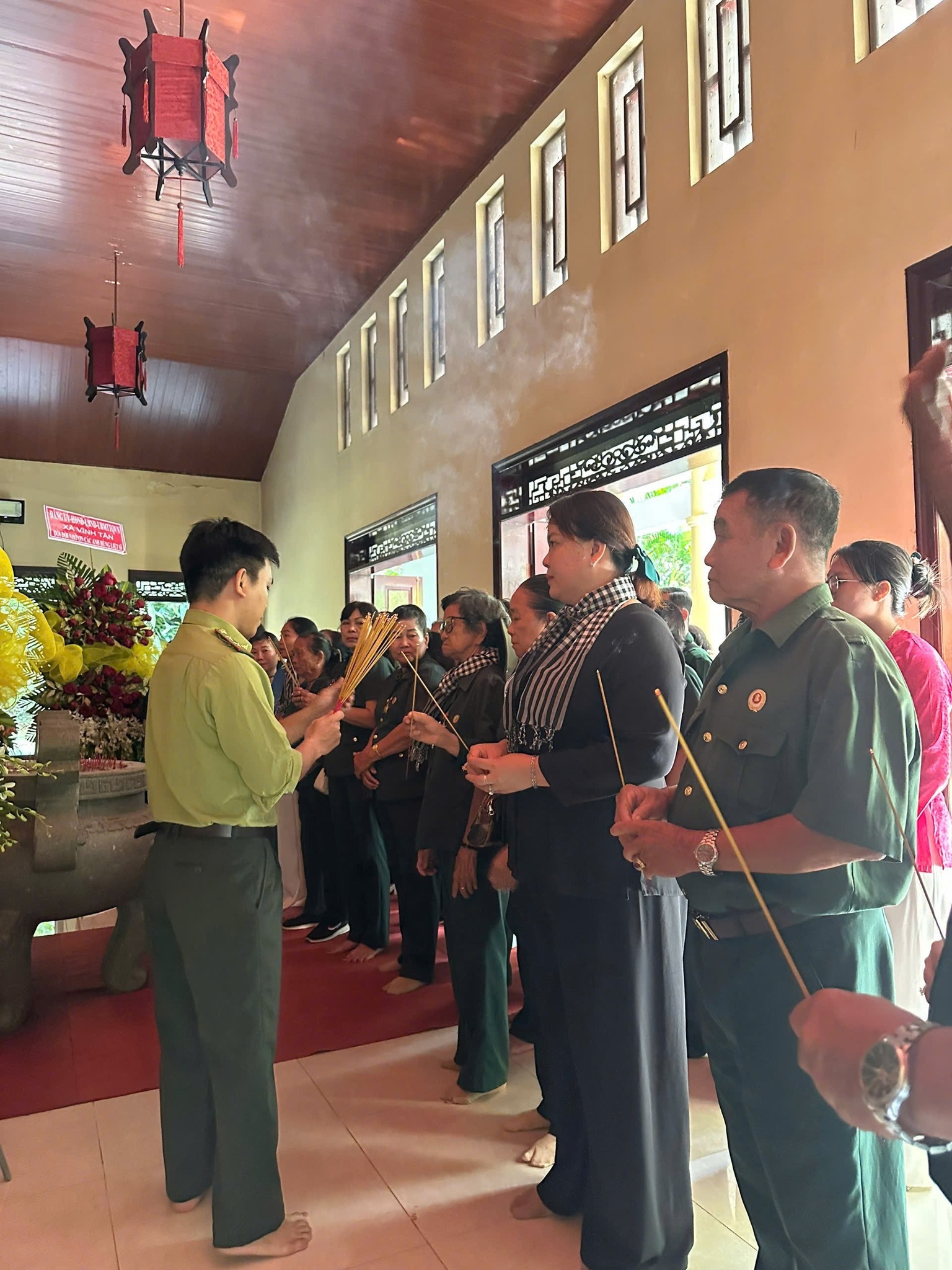 Ảnh:CCB tham gia lễ viếng Nhà bia liệt sĩ tại thị trấn Hậu Nghĩa