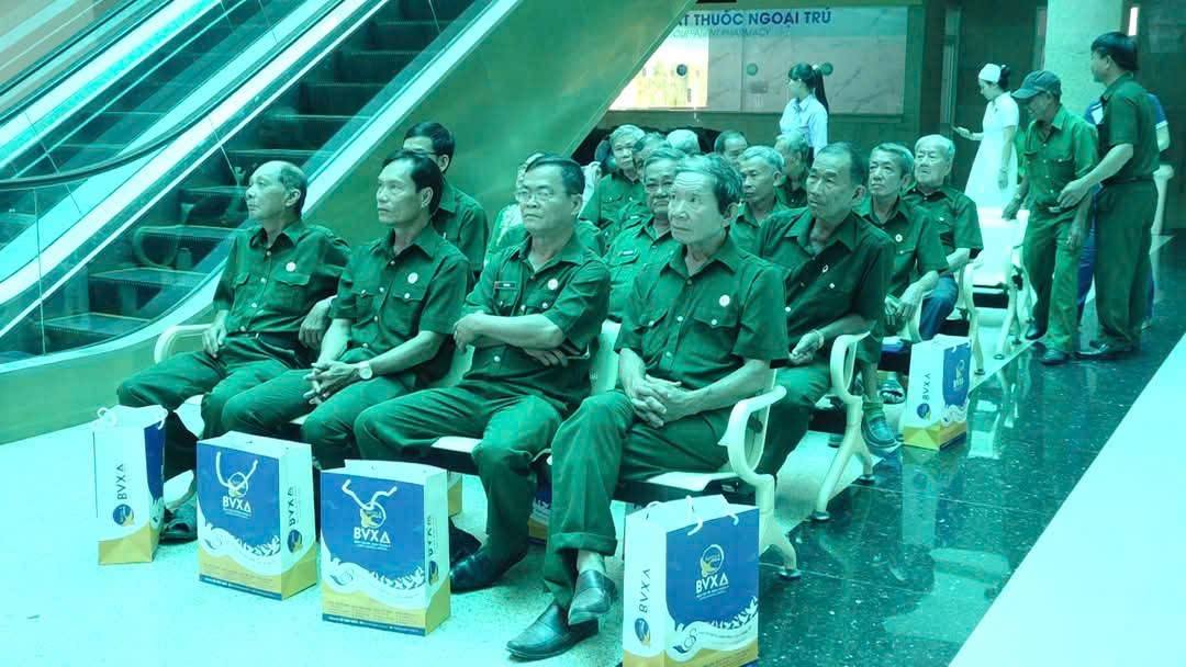 Ảnh:khám chữa bệnh miễn phí cho 25 đồng chí CCB