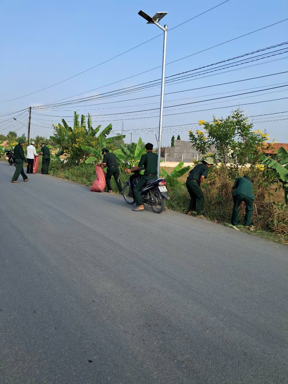 Ảnh: CCB ra quân làm sạch tuyến đường “Sáng – Xanh – Sạch – Đẹp”