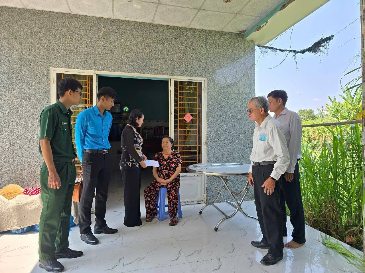 Ảnh:CCB trao tặng phần quà