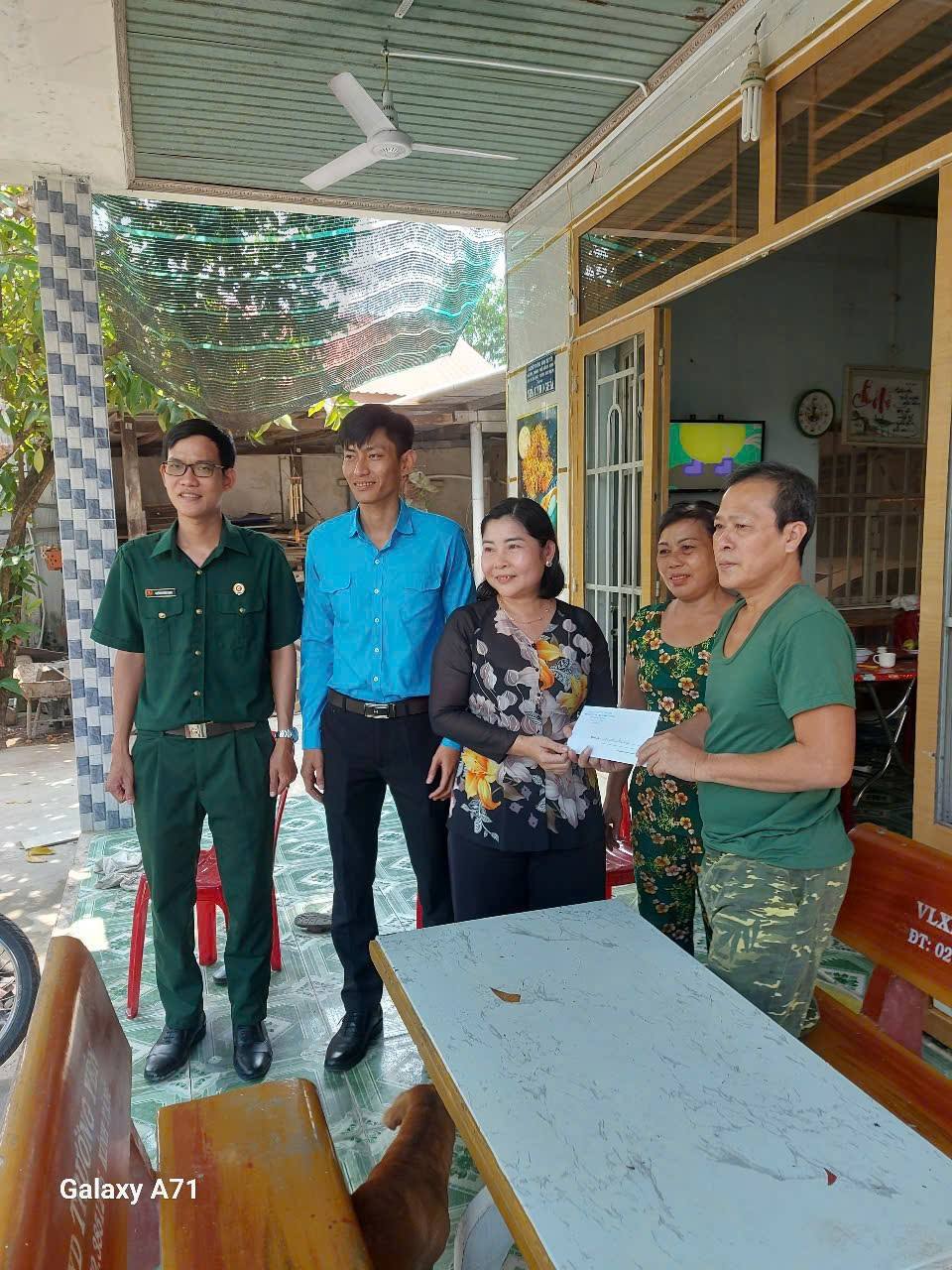 Ảnh:CCB trao tặng phần quà
