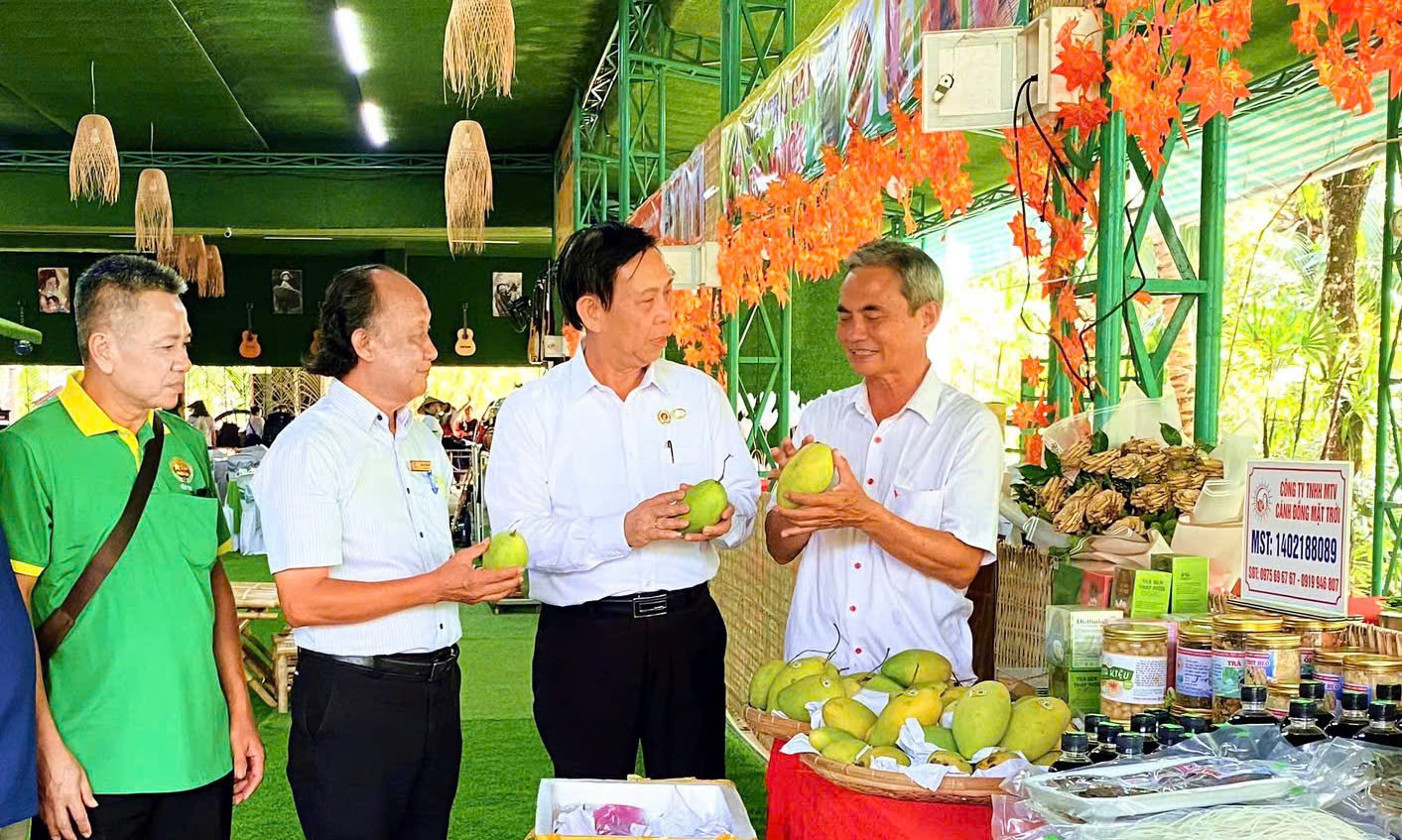 Từ Chiến Trường Đến Thương Trường: Doanh Nhân Cựu Chiến Binh Góp Sức Vào Hành Trình Phát Triển Đất Nước 2 Ông Nguyên Tấn Thanh Phó Chủ tich Hiệp hội doanh nghiệp Doanh nhân CCB viêt nam. Đến thăm các gian hàng của CLB Người lính. (Đứng thứ hai từ phải sang trái)