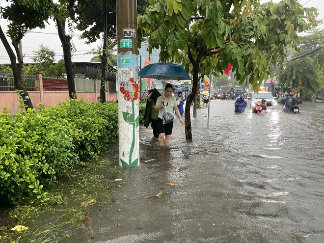 Mưa lớn sáng nay ở TP HCM: Có nơi đo được lượng mưa trên 200 mm 2 05