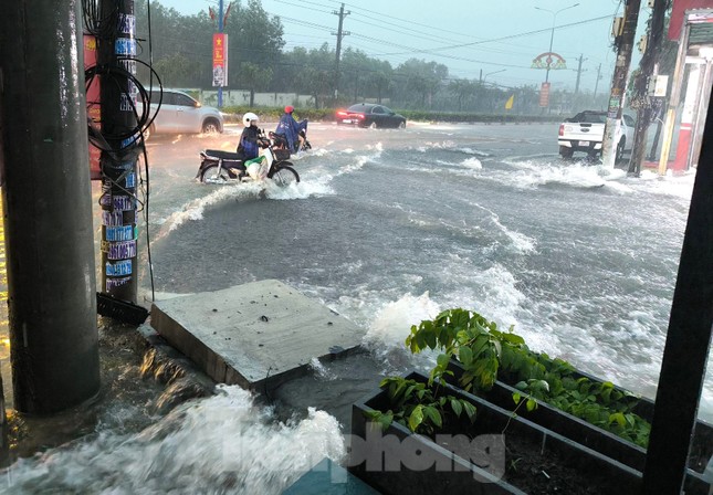 Mưa như trút nước kèm sấm sét ở Bình Dương, nhiều xe 'chết đuối’ trên đường 1 09