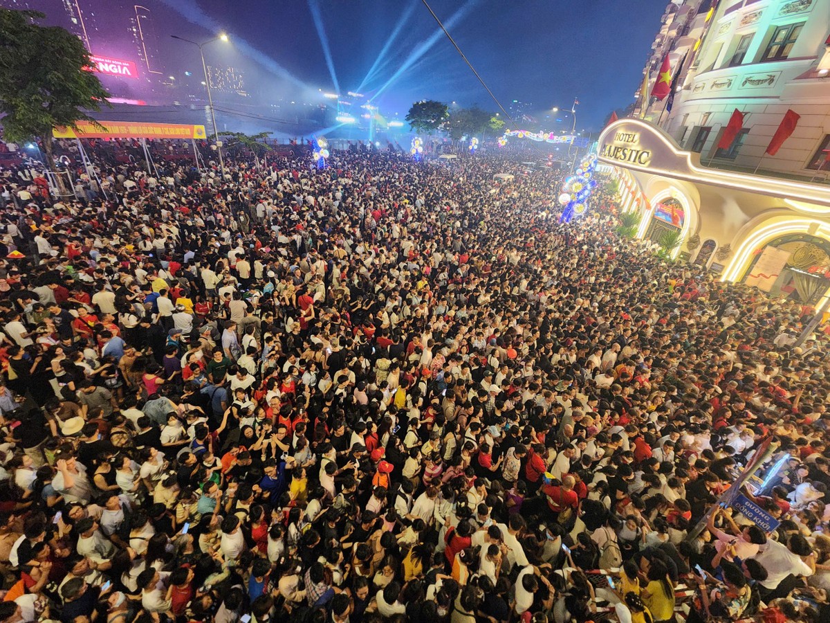 Mãn nhãn màn pháo hoa lớn chưa từng có mừng 50 năm đất nước thống nhất 14 223