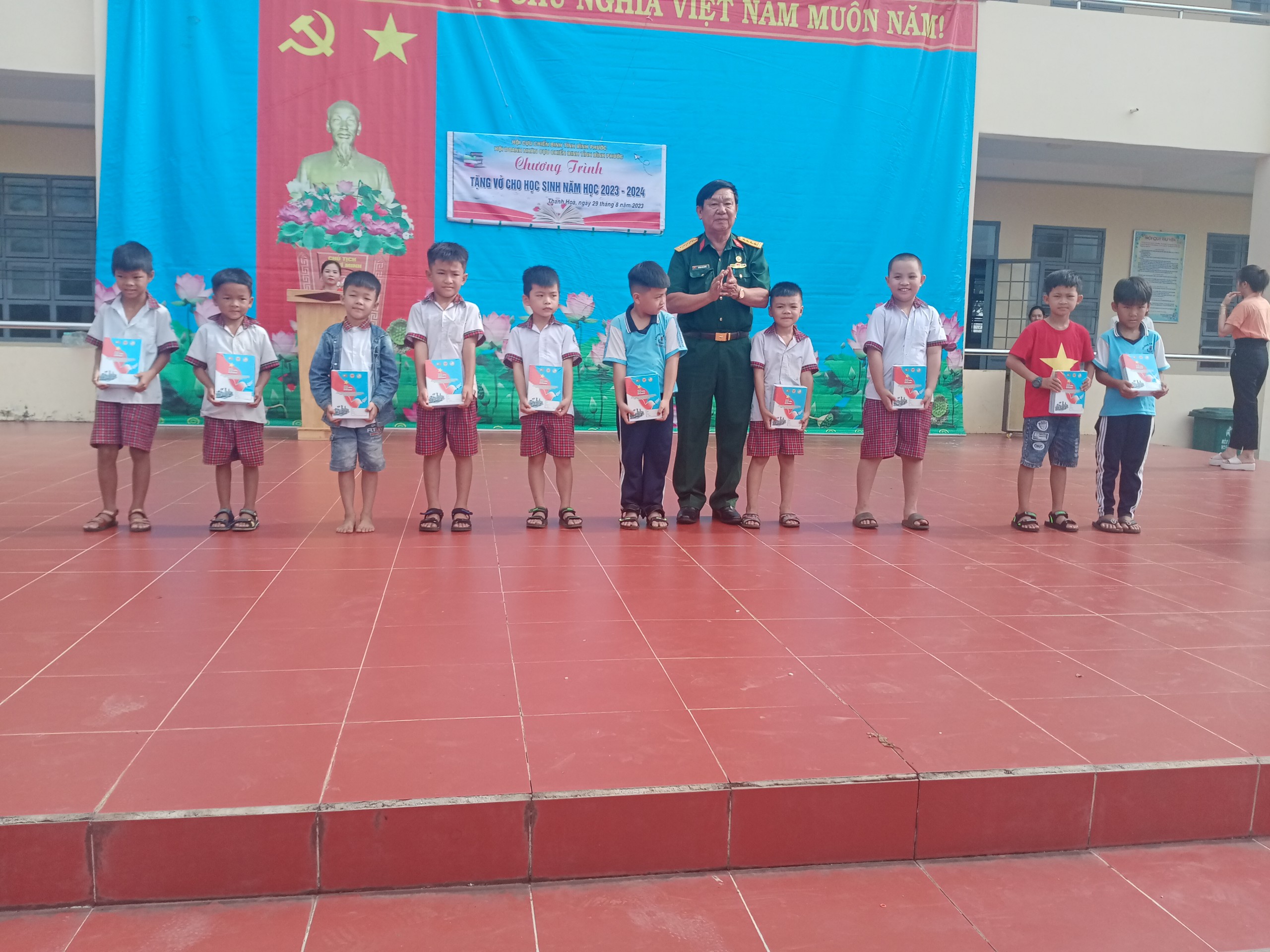 Khúc nhạc ve lời thì thầm của tuổi học trò 1 D.c Huynh Van Nuoc tang tap vo cho cac em hoc sinh
