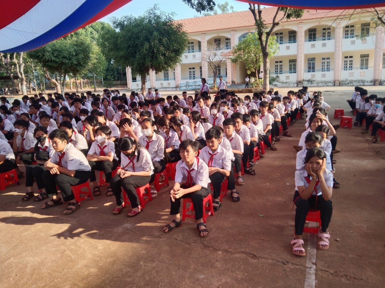 Khúc nhạc ve lời thì thầm của tuổi học trò 2 Hoc sinh Truong THCS Duc Hanh huyen Bu Gia Map