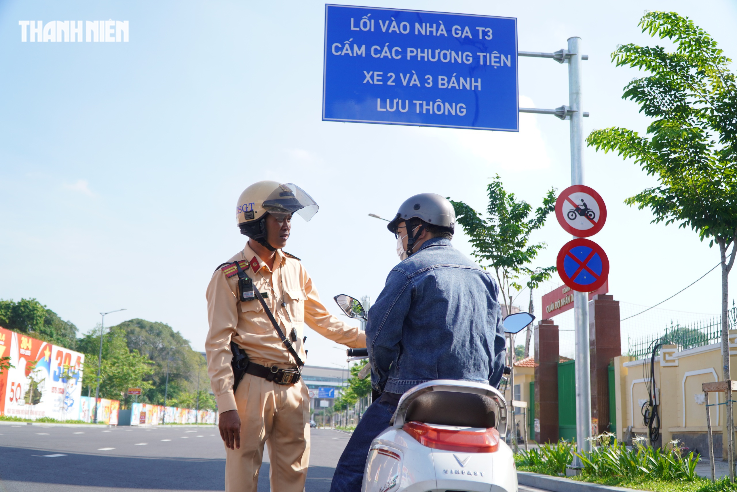 Đường vào nhà ga T3 sân bay Tân Sơn Nhất: Hàng loạt xe máy bất ngờ khi CSGT tuýt còi 1 IMG 4511