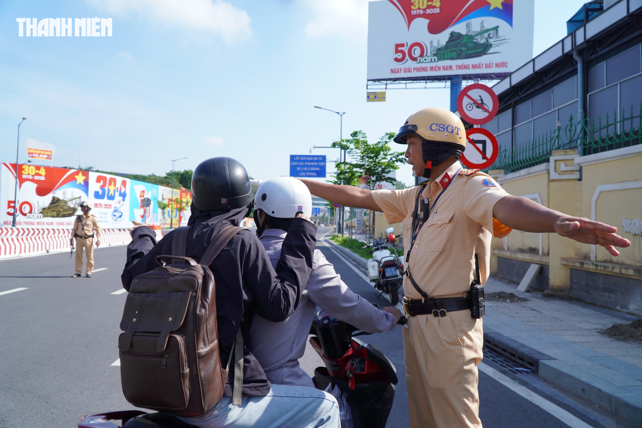 Đường vào nhà ga T3 sân bay Tân Sơn Nhất: Hàng loạt xe máy bất ngờ khi CSGT tuýt còi 3 IMG 4514