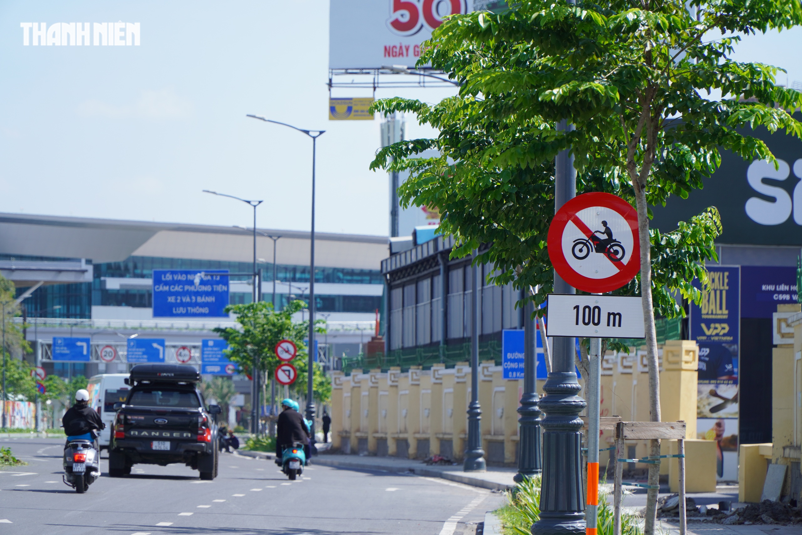 Đường vào nhà ga T3 sân bay Tân Sơn Nhất: Hàng loạt xe máy bất ngờ khi CSGT tuýt còi 5 IMG 4516