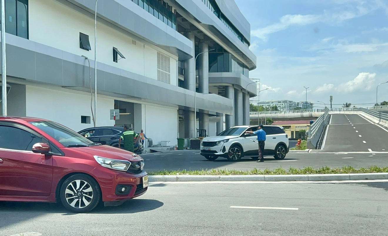 Nhà ga T3 Tân Sơn Nhất: Khách đi nhầm như 'cơm bữa', lòng vòng tìm chỗ gửi ô tô, xe máy 4 IMG 4711