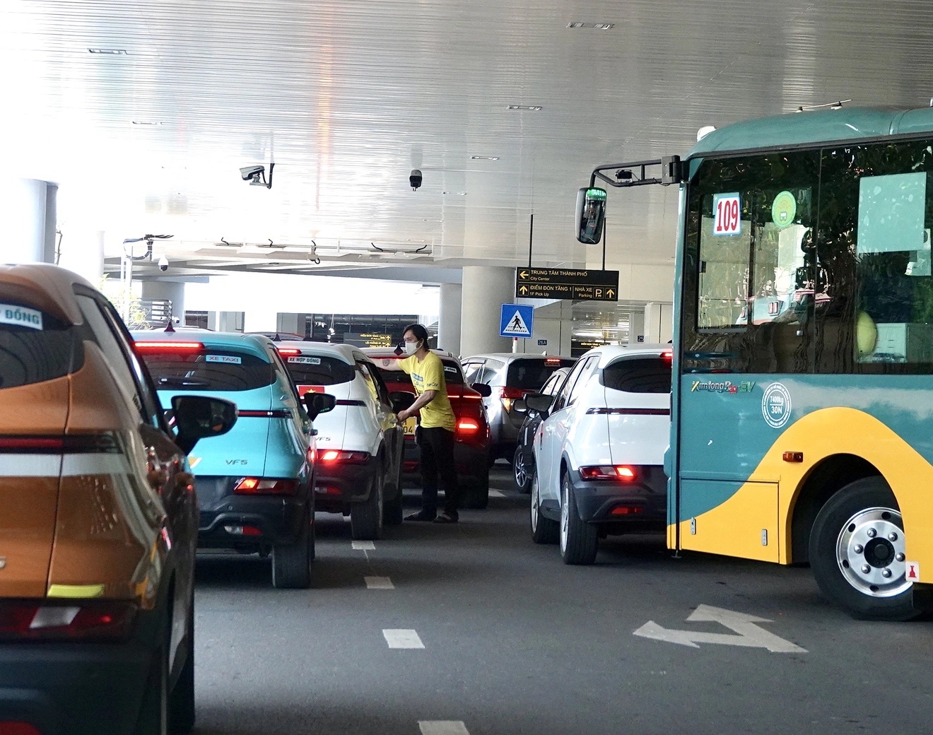 Nhà ga T3 Tân Sơn Nhất: Khách đi nhầm như 'cơm bữa', lòng vòng tìm chỗ gửi ô tô, xe máy 7 IMG 4714