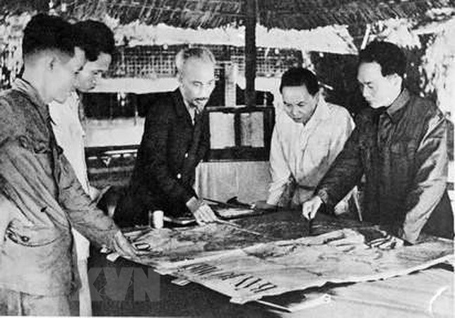 bac ho va dai tuong vo nguyen giap trong chien dich dien bien phu 2 081715 1588839802743 1588839802744973270156 1588841773864 15888417738641702495253
