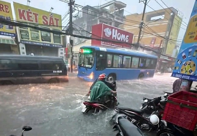 Mưa như trút nước kèm sấm sét ở Bình Dương, nhiều xe 'chết đuối’ trên đường 6 ngap bh 9823 5653