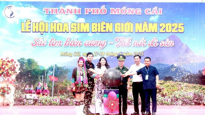Chủ tịch Hồ Chí Minh một đời vì nước, muôn đời trong lòng dân 3 sim 1 4297 5955.jpg