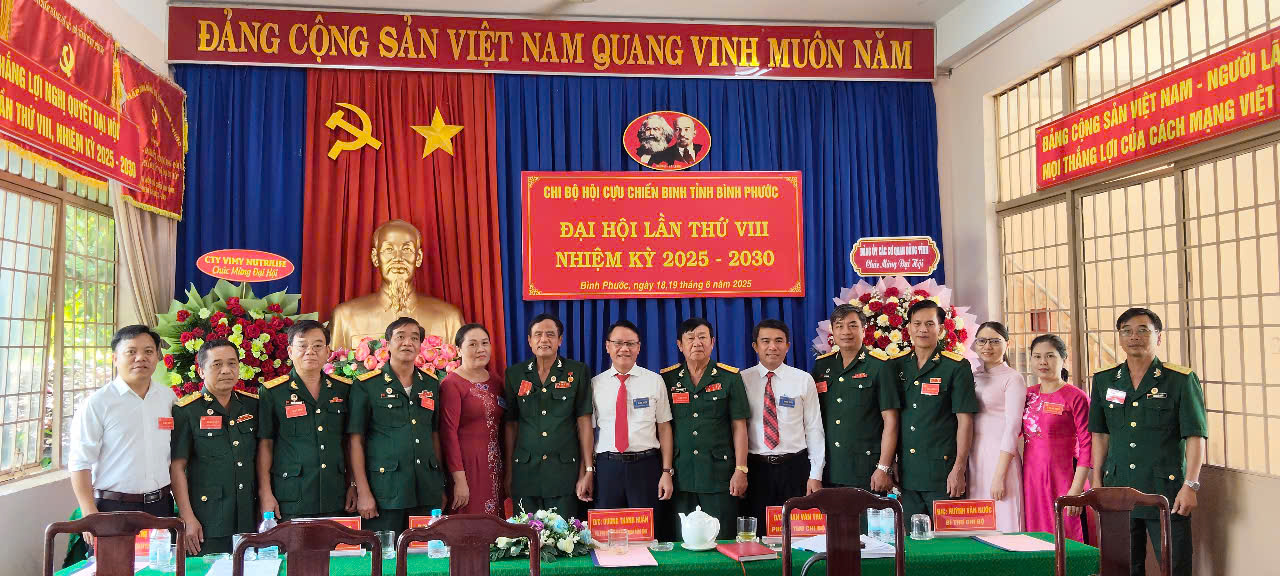 Dai bieu chup hinh luu niem DH chi bo