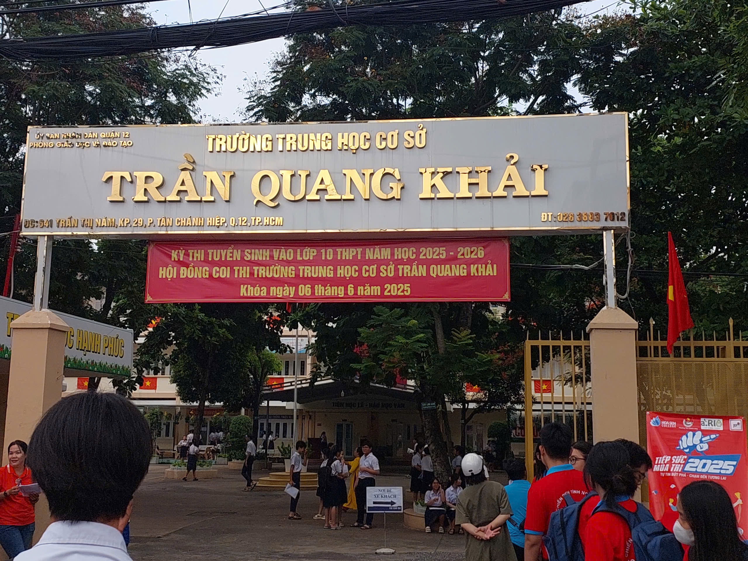 Cổng trường Trần Quang Khải đông đúc các em học sinh đến dự thi ( Ảnh Anh Thư )