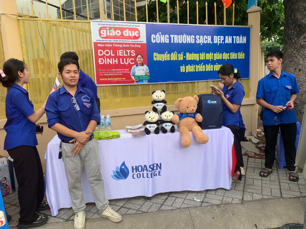 Các tình nguyên viên Đoàn Thanh Niên cùng với nhà tài trợ Hoa Sen cùng tiếp nước, khăn lạnh,dụng cụ bút viết cho các em học sinh ( Ảnh Anh Thư)