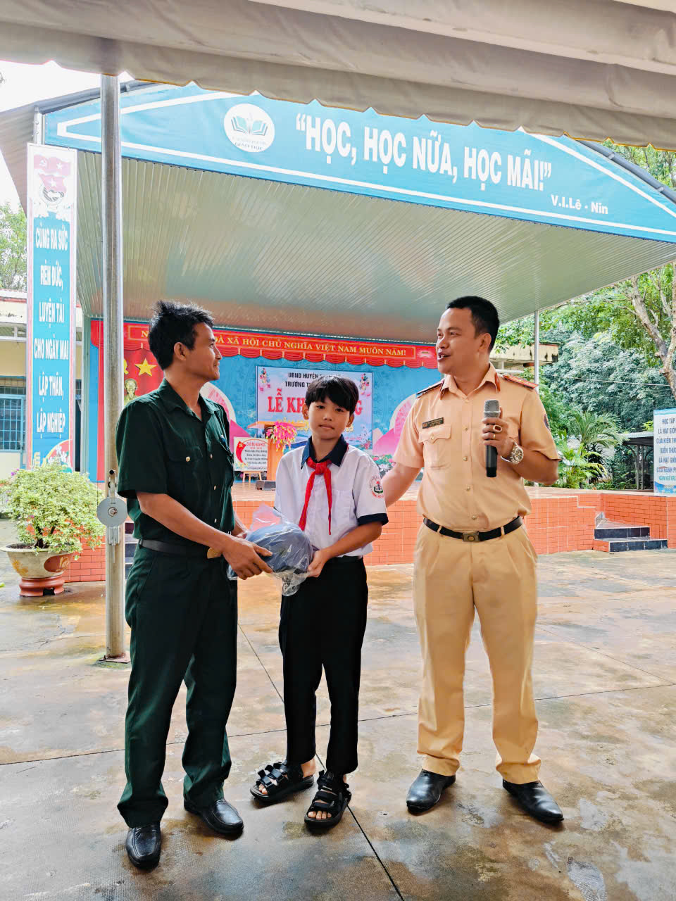 Hội Cựu chiến binh tỉnh Bình Phước phối hợp với Lực lượng vũ trang tỉnh trong xây dựng, củng cố hệ thống chính trị cơ sở 2 Tang non bao hiem cho hoc sinh Truong THCS xa Long Hung