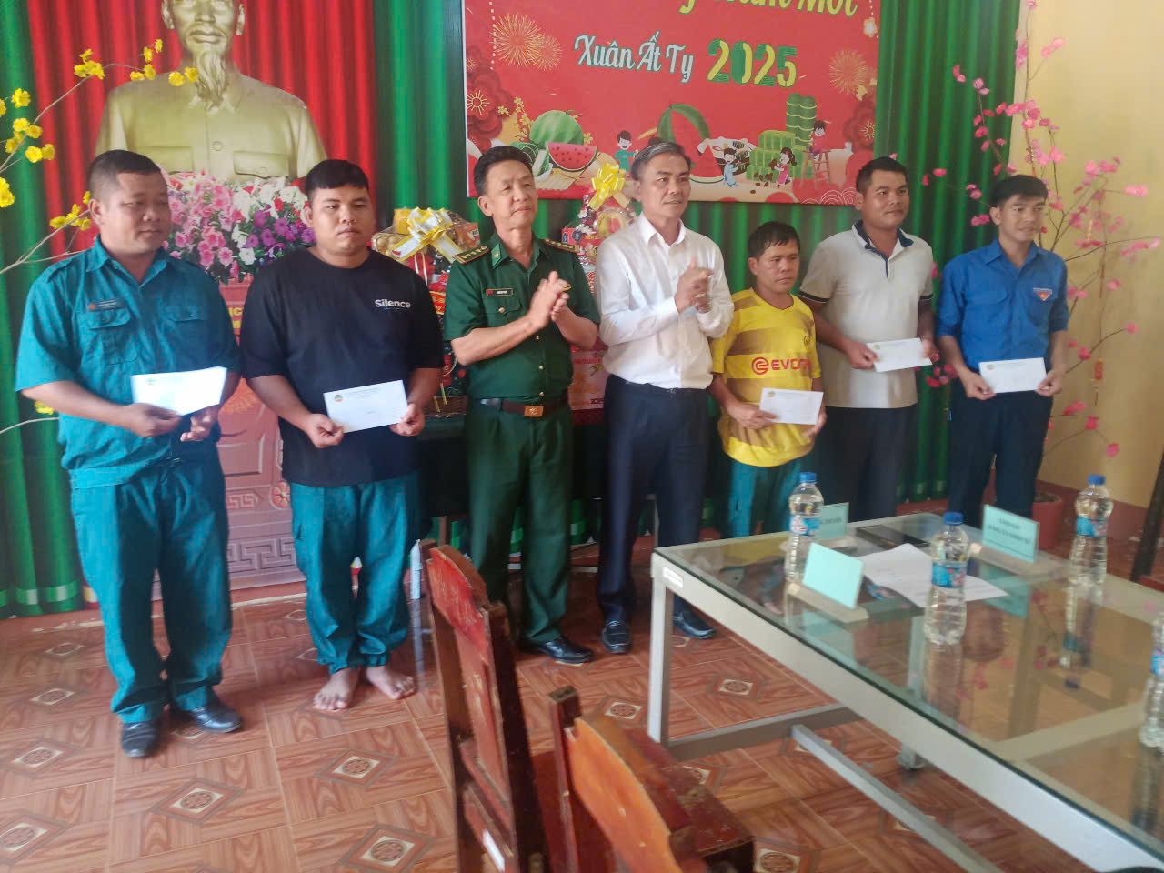 Hội Cựu chiến binh tỉnh Bình Phước phối hợp với Lực lượng vũ trang tỉnh trong xây dựng, củng cố hệ thống chính trị cơ sở 3 Tang qua Tet cac ho dan KDC lien ke chot DQ bien gioi Loc An