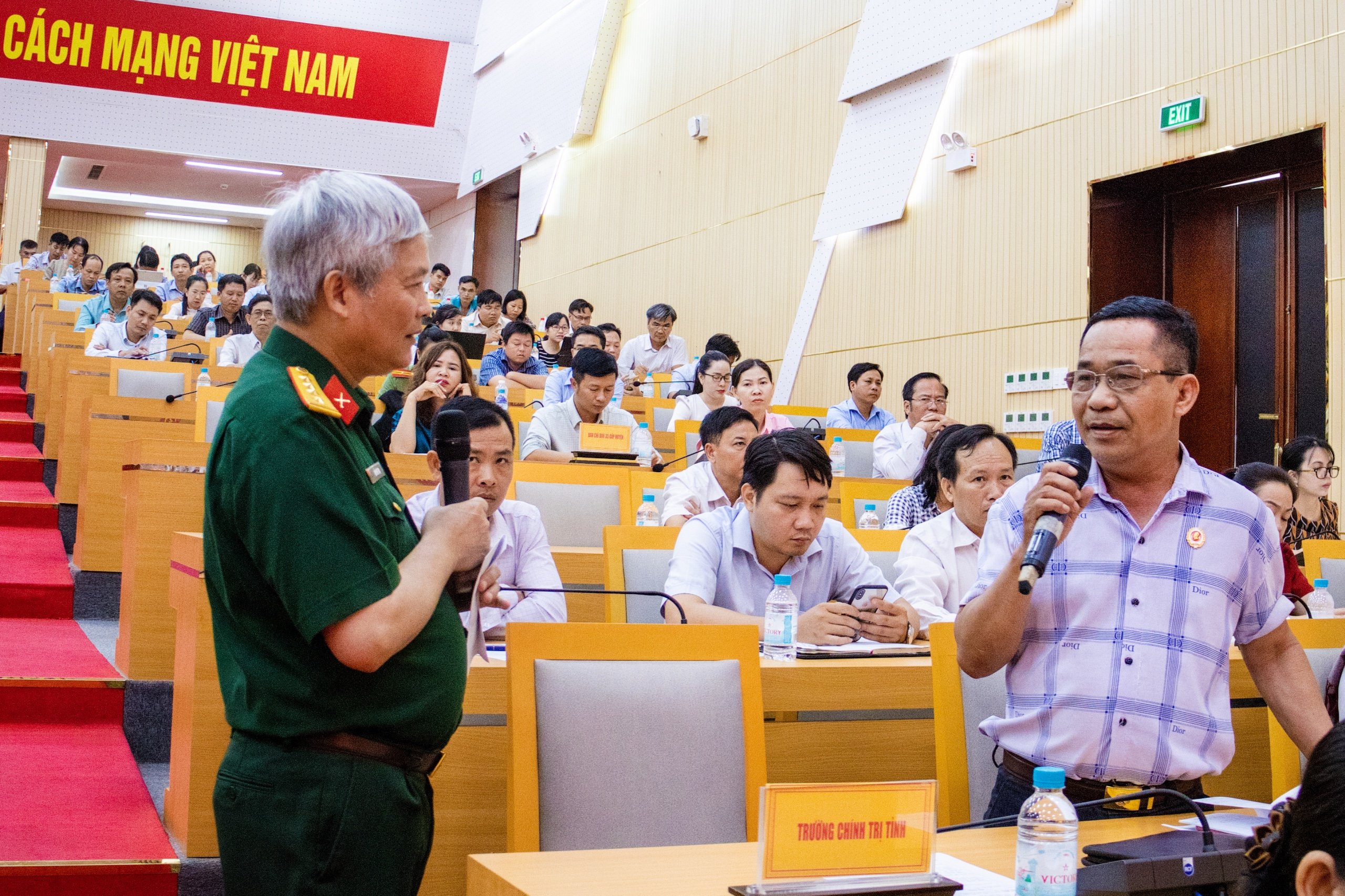 Nhà báo “không thẻ” 2 Trao doi viet bai voi nha bao Do Phu Tho