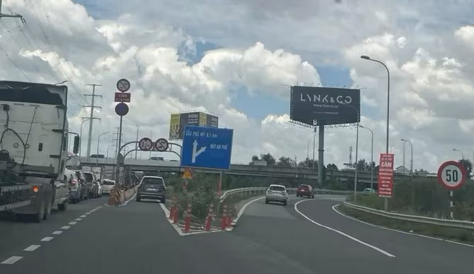Xe máy không còn được đi vào đường dẫn cao tốc TP.HCM - Long Thành 1 e8ec5b30cc7e25207c6f