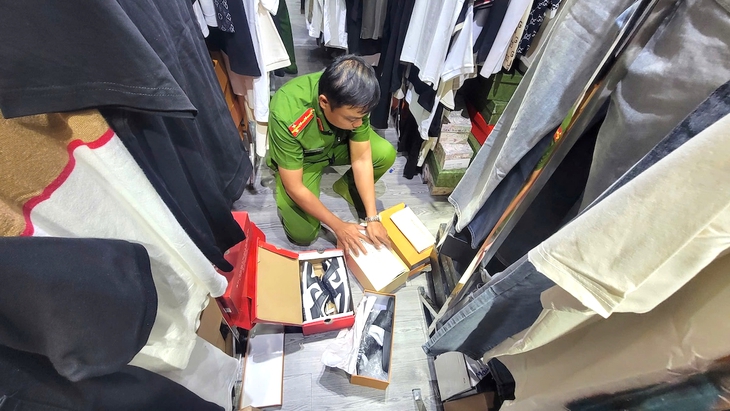 Shop thời trang ở Long An không đăng ký kinh doanh, chứa hơn 4 tấn hàng không giấy tờ 1 edit 1000028005 1749897629142266921424