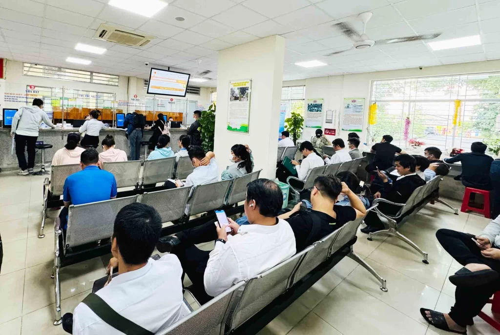 Từ 1/7, người dân được lựa chọn nơi nộp hồ sơ đăng ký đất đai 1 nguoi dan lam thu tuc nha dat tai chi nhanh van phong dang ky dat dai q 17219122699141400731587