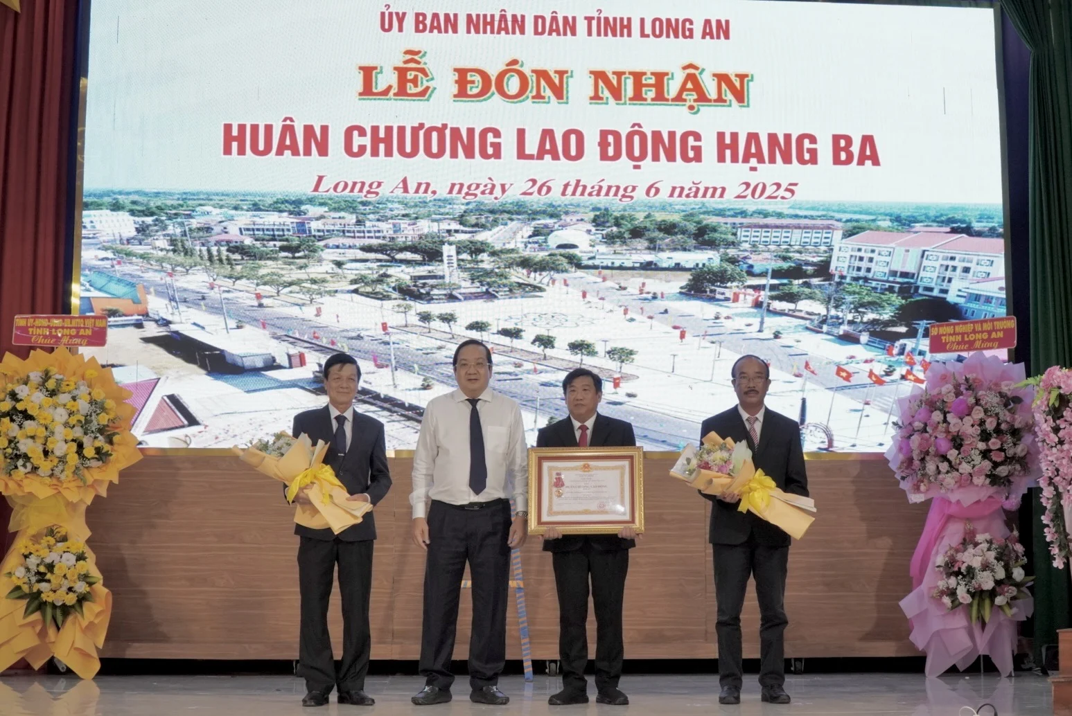 Một huyện của tỉnh Long An được công nhận nông thôn mới nâng cao, trước giờ kết thúc hoạt động chính quyền cấp huyện 1 tan tru don nhan danh hieu pct tinh 1657