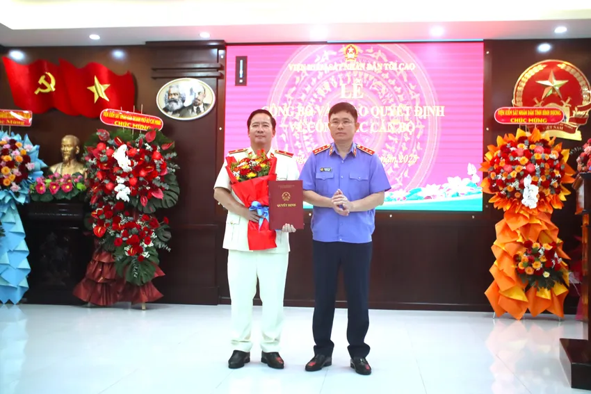 Công bố lãnh đạo VKSND tỉnh Tây Ninh mới và 12 Viện trưởng VKSND khu vực 1 vksnd tinh tay ninh moi 2 8534 2946.jpg