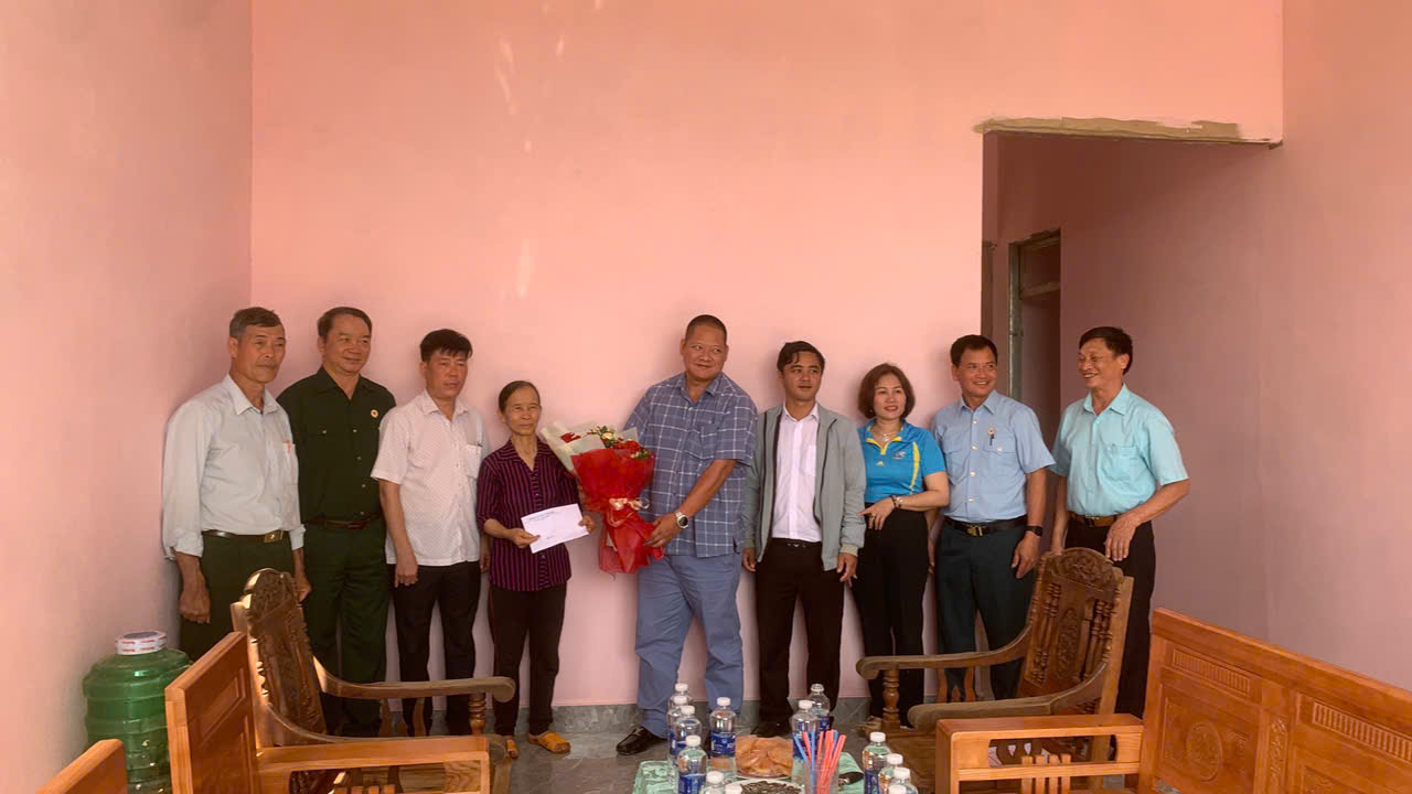 Lâm Đồng và Long An trao tặng sổ tiết kiệm và 40 suất học bổng cho học sinh hiếu học 2